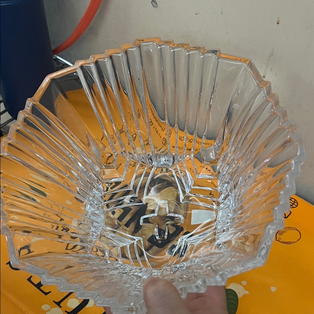 Elegant Clear Glass Bowl - Picture 2 of 6